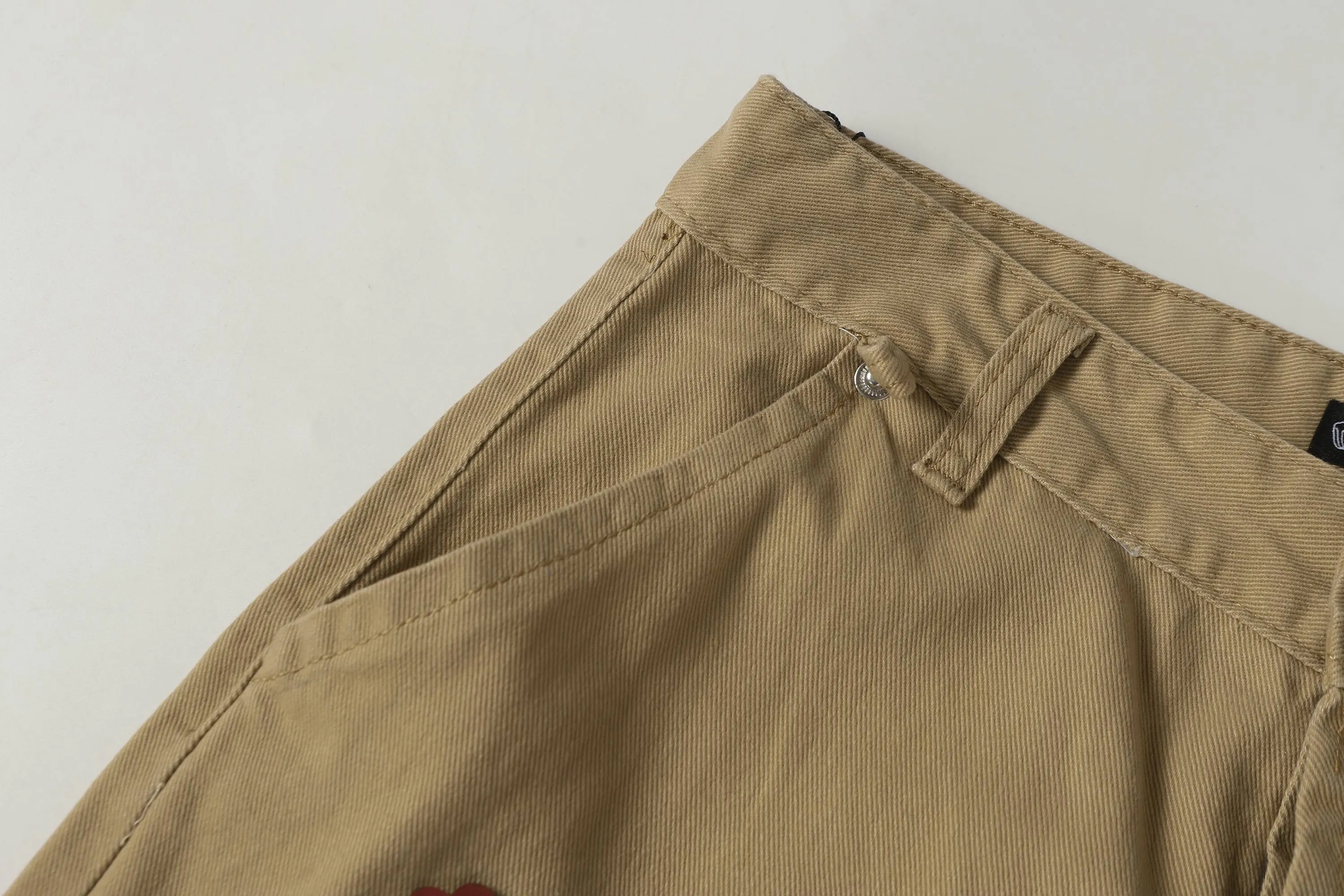 P256 Actual photo [High quality] Coding: LH242 Color: Picture color Size: S to XXXL - Chrome Hearts/Chrome Hearts Classic colored leather cross washed color cloth unisex denim trousers - Vibe style straight stacked god-level version - Carbon fine bias denim color cloth - Old vintage complete set of hardware - Chrome Hearts high version uses high ounce custom fabrics, enzyme washing and soft color fixation, soft and thick to wear The details are all produced by pure hand polishing and craftsmanship. All-over jacquard fabrics have unique design styles. Multiple processes create a full retro feel. Niche unique non-colliding shirts. Customized old spray-painted buttons. Every detail is crafted with craftsmanship. Size Pants length Waist Hips Unit cm S 98 68 100 M 99 72 104 L 100 76 108 XL 101 80 112 XXL 102 84 116 XXXL 103 88 120
